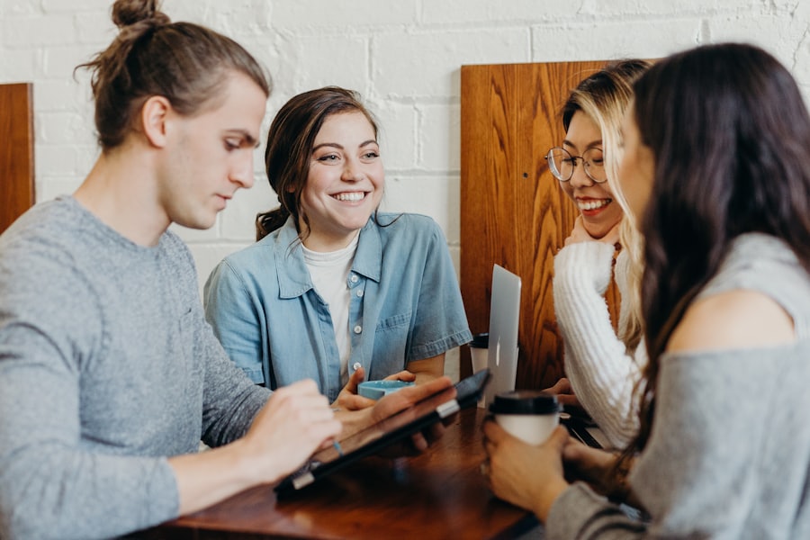 Menschen sitzen lachend zusammen am Tisch
