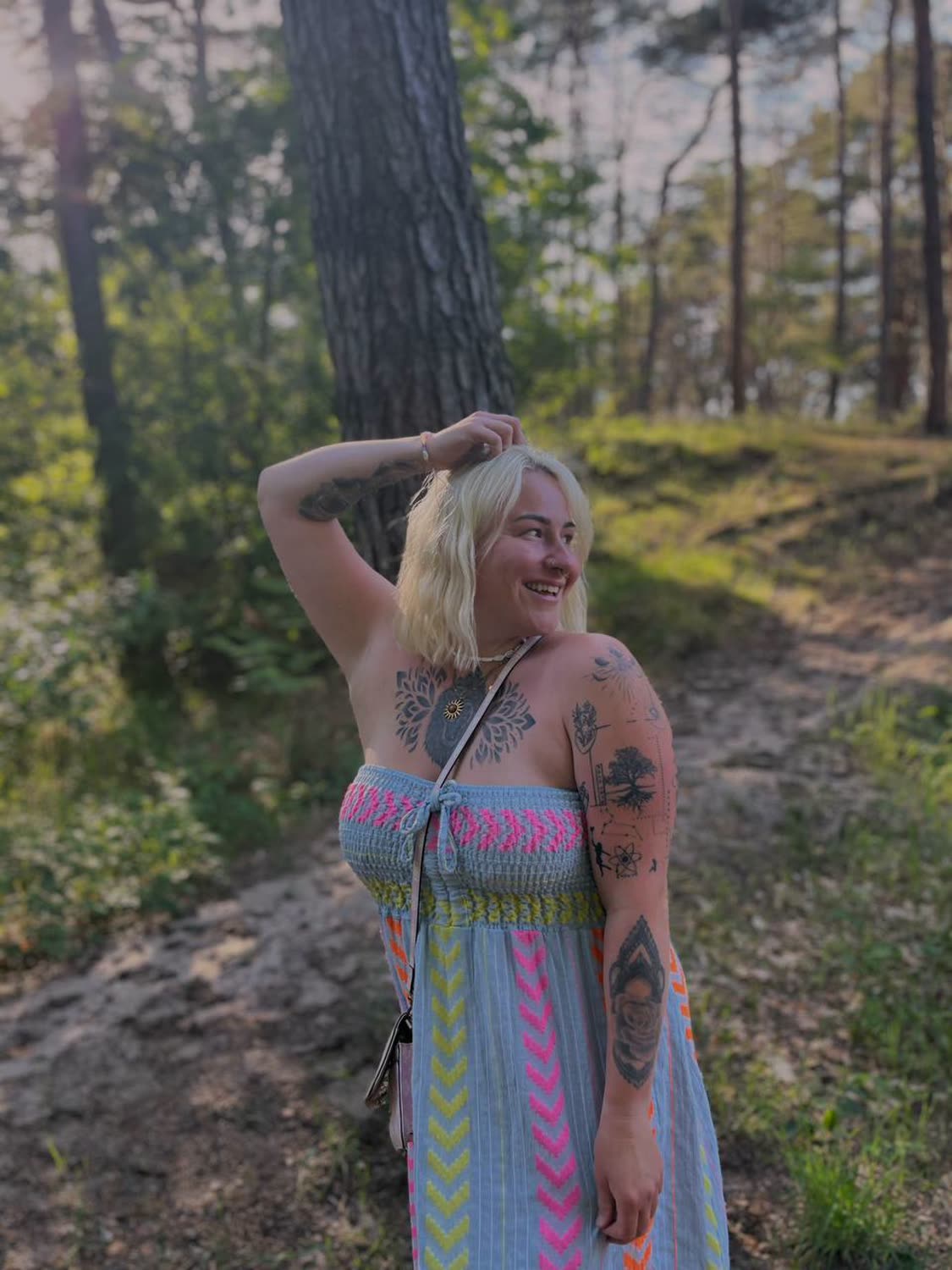 Jessica lachend im Wald – ihr Waldfoto