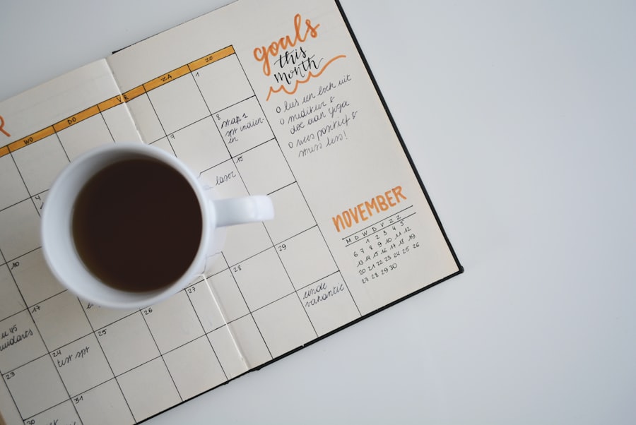 Aufgeschlagenes Journal mit einer Tasse Kaffee